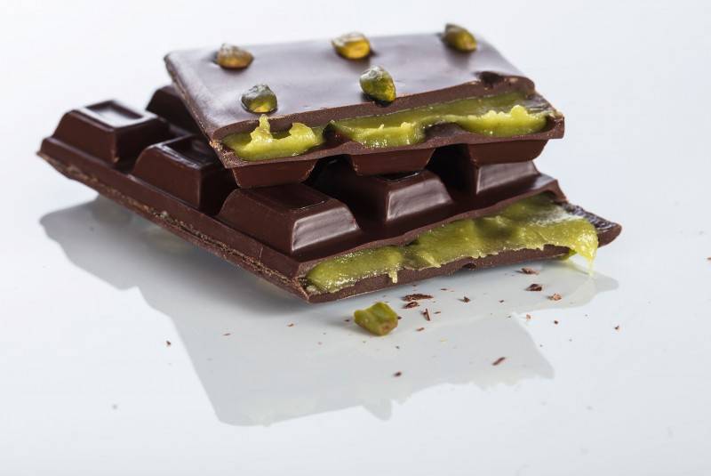 Tablette de chocolat noir pâte d'amande à la pistache Paris - Artisan  chocolatier haut de gamme à Paris - BERNACHON